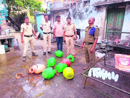 బంగారుపేట సారా స్థావరంపై పోలీసుల దాడి
