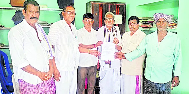 తుమృకోట అర్చక ఇనాము భూములకు విముక్తి