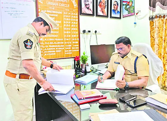ఫ్రెండ్లీ పోలీసింగ్తో ప్రజలకు చేరువకండి