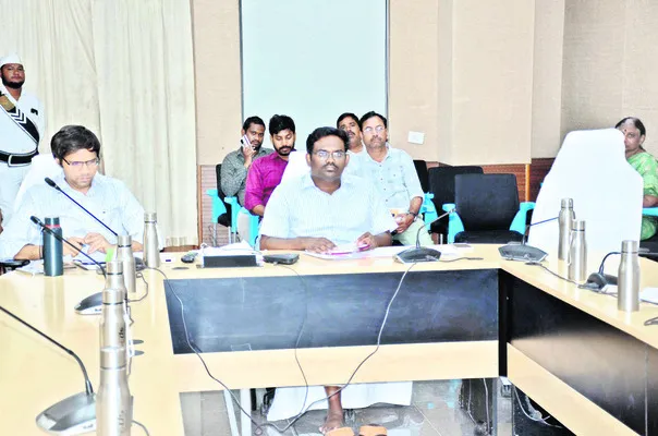ఇందిరమ్మ, భూభారతిపై దృష్టి సారించాలి 