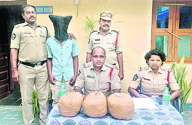 ఐదు కిలోల గంజాయి స్వాధీనం 