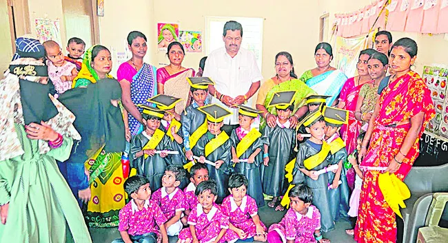 అంగన్వాడీ కేంద్రంలో గ్రాడ్యుయేషన్ డే
