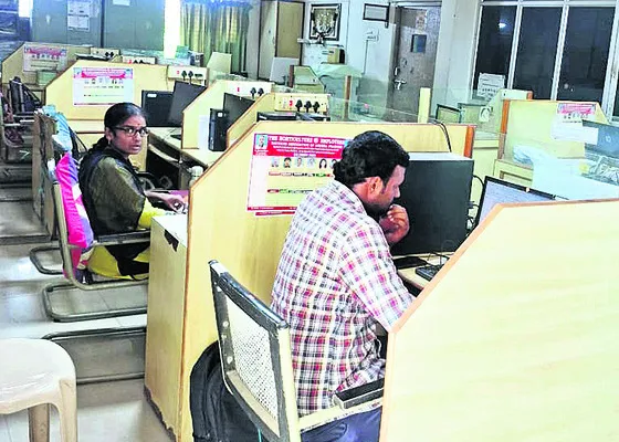 ప్రభుత్వ కార్యాలయం.. ప్రైవేట్ వ్యక్తుల పెత్తనం