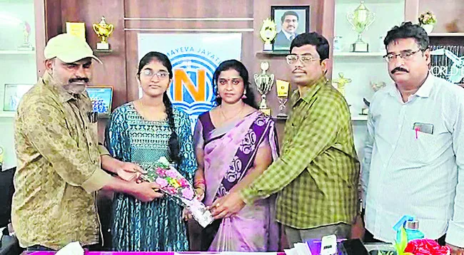 నారాయణ విద్యార్థినికి రాష్ట్రస్థాయిలో మూడో ర్యాంకు 