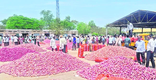 పోటెత్తిన ఉల్లి 