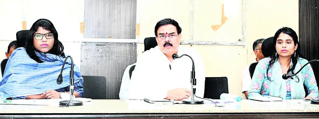 టీం వర్క్తో పనిచేయాలి