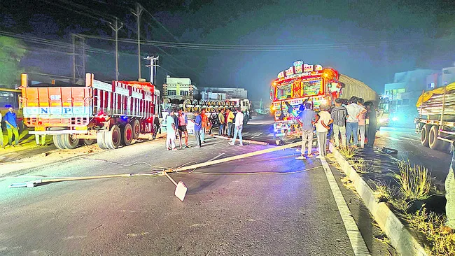 ఇసుక లారీ బీభత్సం
