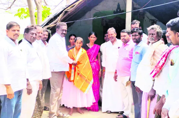 మెరిసిన పేదింటి విద్యాకుసుమం 