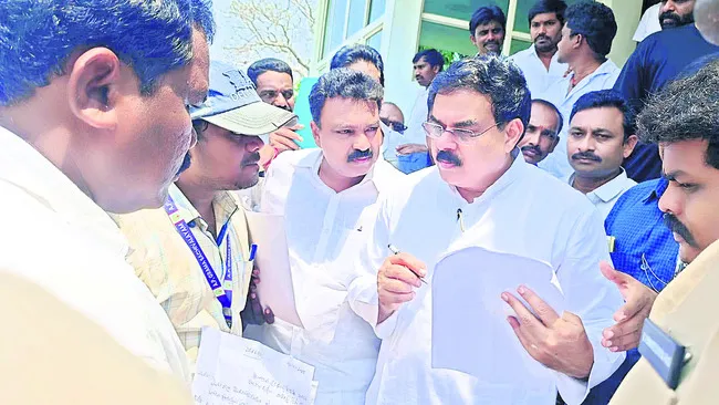 ఇళ్ల నిర్మాణానికి అనుమతులు ఇప్పించండి 