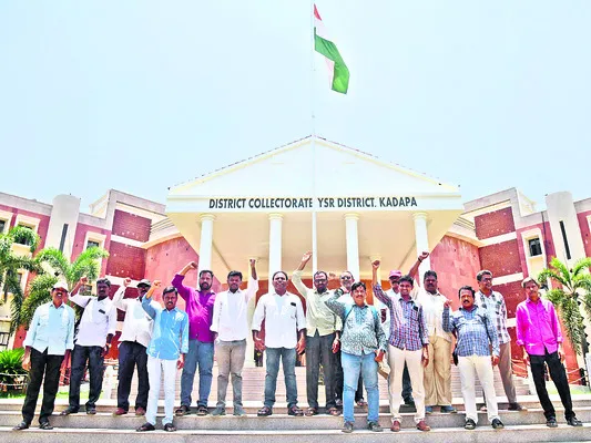 ‘చింతమనేని’పై క్రిమినల్‌ కేసు నమోదు చేయాలి 