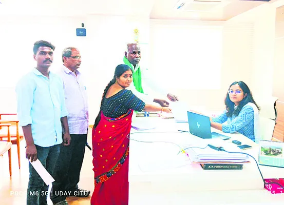 పెద్దముడియం డీటీ, ఆర్ఐలపై చర్య తీసుకోవాలి