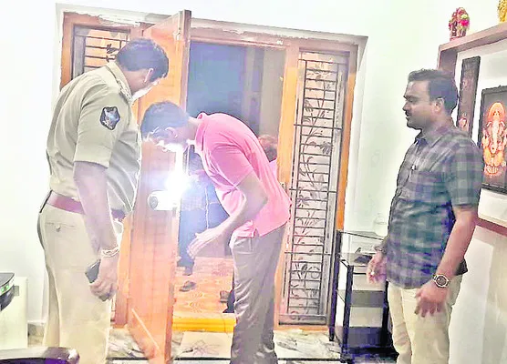 న్యాయవాది ఇంట్లో చోరీ 