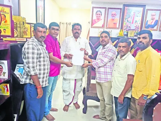 ఉద్యోగ భద్రత కల్పించాలని ఎమ్మెల్యేకు వినతి 