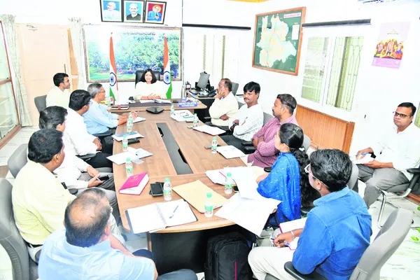 వర్షపు నీటి సంరక్షణ నిర్మాణాలు చేపట్టాలి 