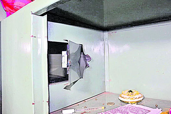 తాళం వేసిఉన్న ఇంట్లో చోరీ 