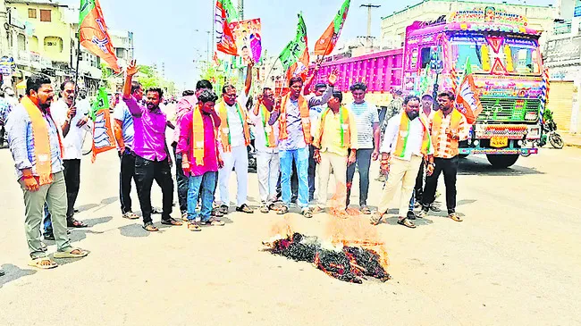 పర్యాటకులపై దాడి అమానుషం