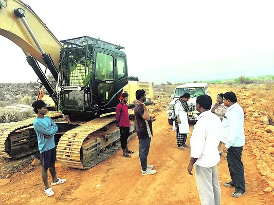 మట్టి తవ్వకాలను పరిశీలించిన విజిలెన్స్‌ అధికారులు 
