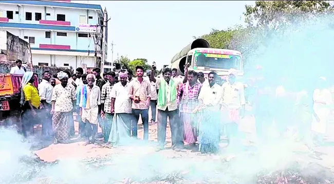 పొగాకు బస్తాలకు నిప్పంటించి నిరసన