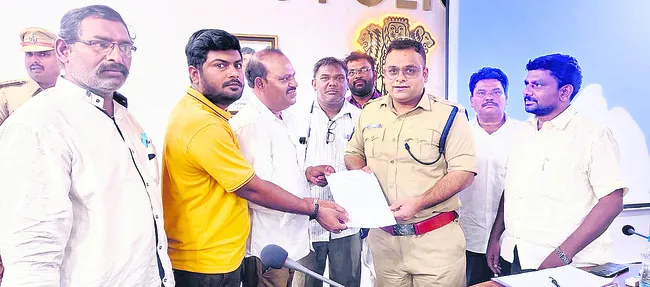 ‘సాక్షి’ కార్యాలయంపై దాడి హేయం