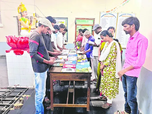చీకటి దారుల్ని వెలిగించే పుస్తకాలు