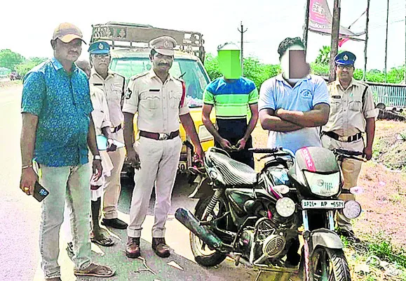 చోరీసొత్తుతో పట్టుబడిన దొంగలు