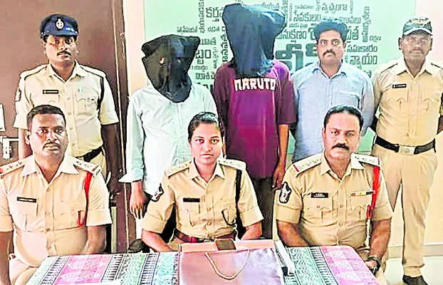 చైన్ స్నాచింగ్లకు పాల్పడిన ఇద్దరు అరెస్టు