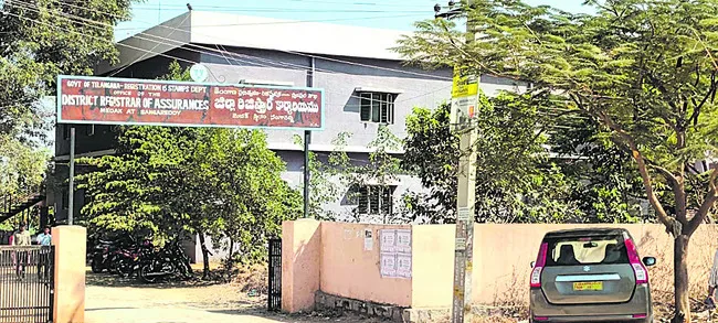 తగ్గిన రిజిస్ట్రేషన్ల ఆదాయం