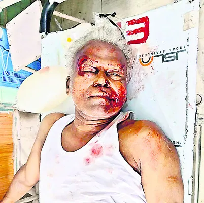 రెడీమిక్స్‌ ట్యాంకర్‌ను ఢీకొన్న కారు.. వృద్ధుడి మృతి