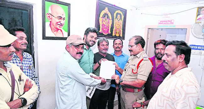 ● మహాత్మాగాంధీ విగ్రహం వద్ద  జర్నలిస్టుల నిరసన ● ఈస్ట్‌