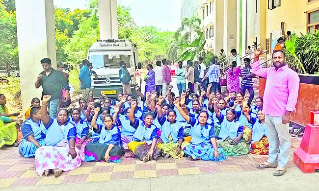 మెడికల్‌ కాంట్రాక్ట్‌ వర్కర్ల సమస్యలు పరిష్కరించాలి