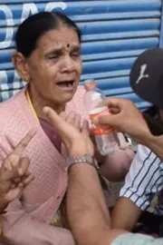 Kashmir Scenario After Pahalgam Incident Locals Emotional Support to Tourists3