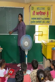  retired Indian Railwayengineer KK Garg turned a tractor trolley into a mobile school12