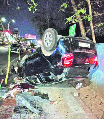 సుబేదారిలో కారు బోల్తా.. యువకుడి దుర్మరణం