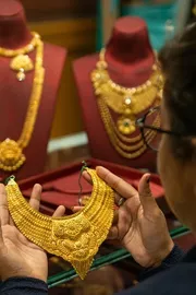 Gold jewellery retailers face sales decline amid rising prices 10