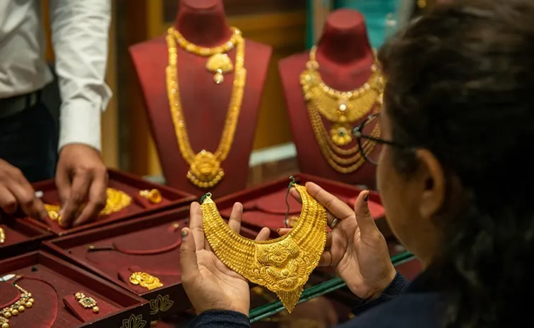 Gold jewellery retailers face sales decline amid rising prices