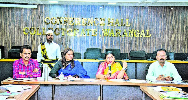 ఎల్‌ఆర్‌ఎస్‌ ప్రొసీడింగ్స్‌ ఇవ్వాలి : కలెక్టర్‌