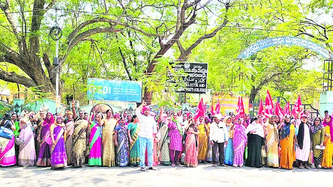 ‘అంగన్‌వాడీ కేంద్రాలకు సెలవులు ప్రకటించాలి’