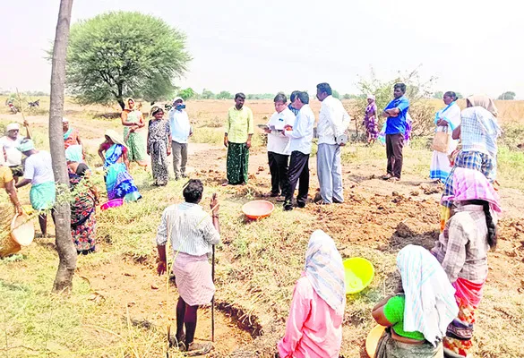 ‘ఉపాధి’ కూలీలకు అధిక వేతనం వచ్చేలా చూడాలి 