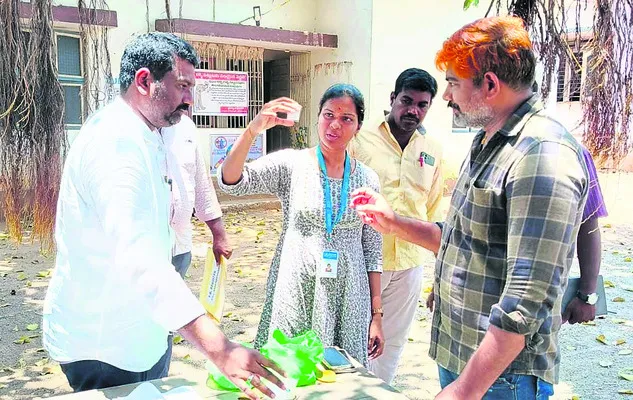 పీహెచ్‌సీలో డబ్ల్యూహెచ్‌ఓ నిపుణుల సందర్శన 