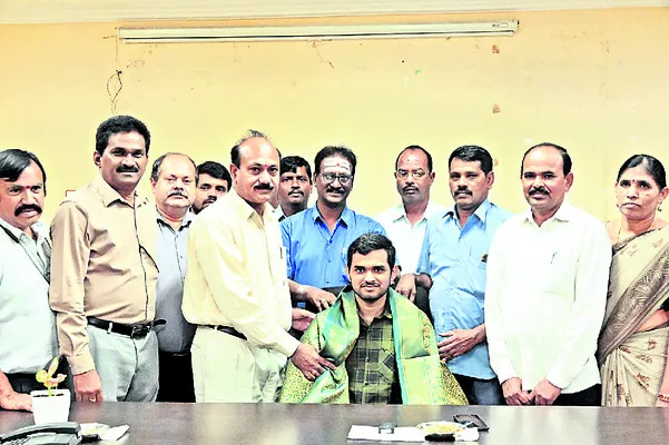 సివిల్స్ ర్యాంకర్ను సన్మానించిన జీఎం