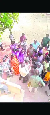 అసభ్యకర ప్రవర్తన.. హెచ్‌ఎంకు దేహశుద్ధి 