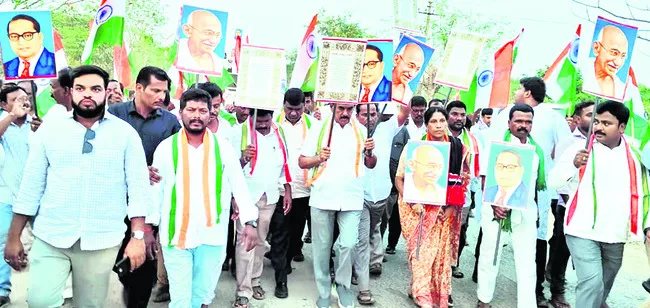 మహనీయుల అడుగుజాడల్లో నడవాలి
