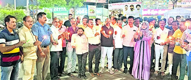 ఉగ్ర దాడి మృతులకు ఉపాధ్యాయుల నివాళి