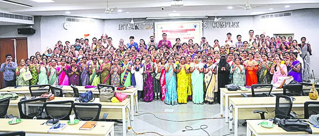 మహిళా పారిశ్రామికవేత్తల కోసం ‘వీ హబ్’