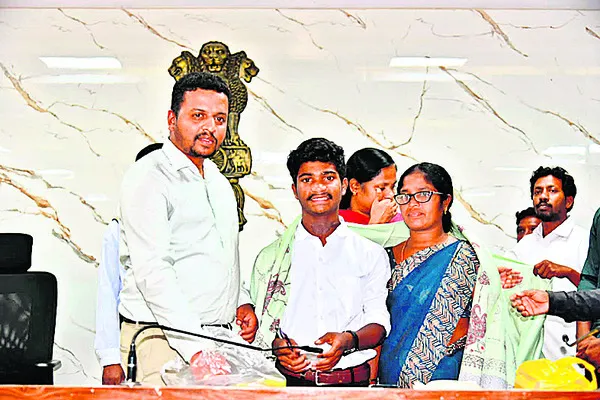 విద్యార్థులు లక్ష్యాలను సాధించాలి 