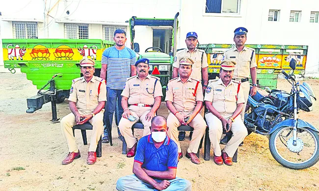 జల్సాలకు అలవాటు పడి ట్రాక్టర్‌ చోరీ.. 