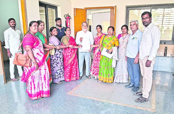 మే నెలంతా సెలవులివ్వండి