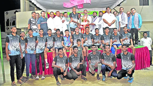 జాతీయస్థాయిలో రాణించాలి