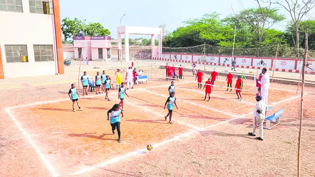 క్రీడల్లోనూ విద్యార్థులు రాణించాలి