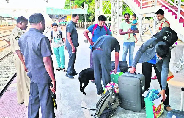 రైల్వే స్టేషన్‌లో విస్తృత తనిఖీలు 